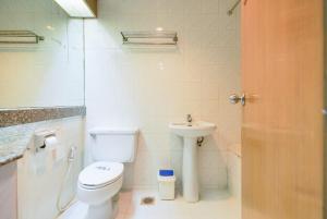 MakkasanWish Inn Ratchaprasong - Chidlom วิช อินน์ ราชประสงค์ ชิดลม的一间带卫生间和水槽的浴室