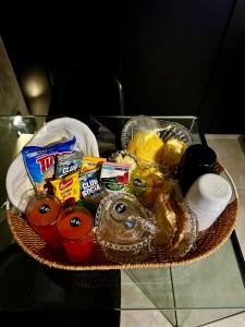 加拉尼温斯All in Motel的玻璃桌上的食物篮