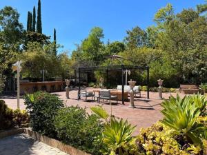 洛杉矶Charming 6BR Family Home with Private Pool -ENC-UC的花园内带桌椅的庭院