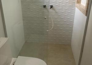 伊达贾伊Suíte Premium的浴室配有淋浴和卫生间。