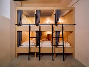东京Hotel Plus Hostel TOKYO ASAKUSA 1的双层床间 - 带两张双层床