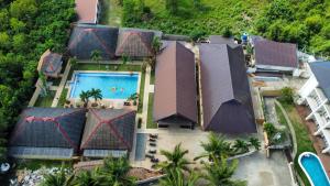 邦劳Abraham Bohol的享有带游泳池的房屋的空中景致