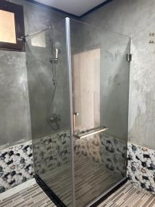 锡吉里亚Sigiriya Cottage的浴室里设有玻璃门淋浴