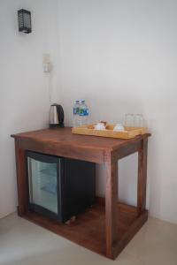 锡吉里亚Sigiriya Cottage的一张木桌,上面配有电视