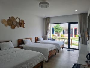 潘郎Myhoa Lagoon - Kiting Town的酒店客房设有三张床和阳台