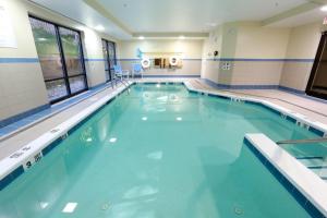 韦斯特切斯特西切斯特智选假日酒店的大楼内的一个蓝色海水游泳池