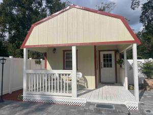 奥兰多The Tiny Cottage in the Springs/ Central FL的一间红色屋顶的小游乐室