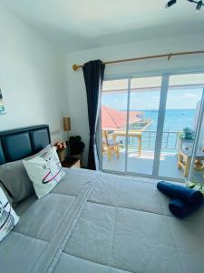 格兰岛บ้านพักการ์ฟิลด์ ซีวิว เกาะล้าน的一间卧室设有一张大床,享有海景