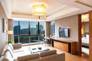 杭州杭州钱江新城假日酒店的带沙发和电视的客厅