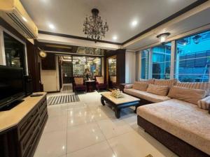 Ban O Pao曼谷独栋Lat Phrao精品别墅的带沙发和电视的客厅