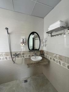 河江Phúc Lâm Hotel的一间带水槽和镜子的浴室
