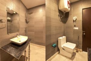 新德里Luxury Tashree Hotel at Airport的一间带卫生间和水槽的浴室