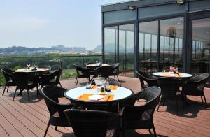 桂林桂林喜来登饭店（焕新升级 ）的一间在甲板上配有桌椅的餐厅