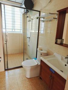 梅州湄洲岛悦榕湾民宿的带淋浴、卫生间和盥洗盆的浴室