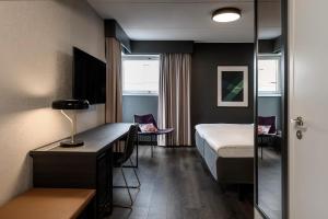 万塔万塔经典所库斯酒店的配有一张床和一张书桌的酒店客房
