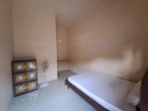 占碑市SPOT ON 93465 Archa Guest House Syariah的一间小卧室,配有一张床和一个梳妆台