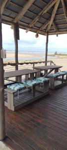 伊尼扬巴内Barra house的海滩上带长椅的木甲板