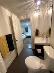 温哥华Patio Suite at The Inn On The Drive的浴室配有白色卫生间和盥洗盆。
