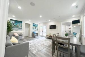 Manassas ParkThe Beach Pad - Your Private Oasis with a Cool Beachy Vibe的客厅配有沙发和桌子