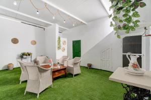 圣胡安海滩La Casa de Tina的客厅拥有白色的墙壁和绿色的草地