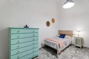圣胡安海滩La Casa de Tina的一间卧室配有蓝色梳妆台和一张床