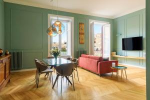 巴勒莫巴勒莫马西莫公寓的客厅配有红色的沙发和桌子