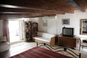 马蒂诺Villa Cecilia的带沙发和电视的客厅