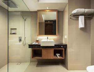金巴兰FOX Hotel Jimbaran Beach的一间带水槽和镜子的浴室