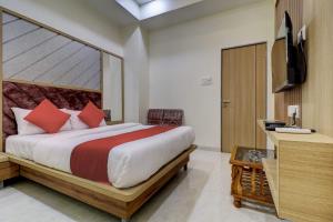 纳威孟买HOTEL VICTORY INN的一间卧室配有一张大床和电视
