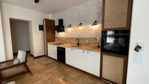 阿奇亚卡İskelem Otel的厨房配有白色橱柜和黑色家电