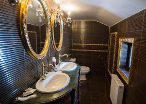 锡纳亚卡萨库法瑞丽旅馆的一间带两个盥洗盆和镜子的浴室以及一个卫生间