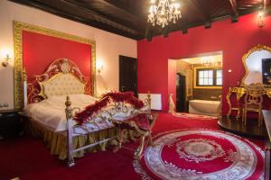 锡纳亚卡萨库法瑞丽旅馆的一间卧室配有一张带红色墙壁和镜子的床