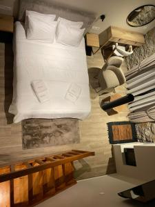 塞尼梅西奇卡罗Miltilon的一张带白色床单和枕头的床