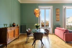 巴勒莫巴勒莫马西莫公寓的客厅配有桌子和粉红色的沙发