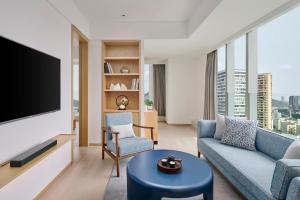 深圳深圳机场希尔顿逸林公寓的带沙发和电视的客厅