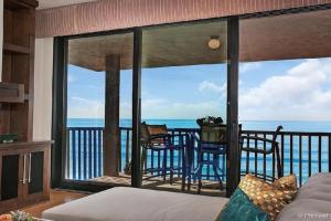 索拉纳海滩Romantic Luxury Beachfront Getaway Penthouse的海景客厅