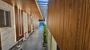 迈索尔Emerald Urban Comforts的楼里一排植物的走廊