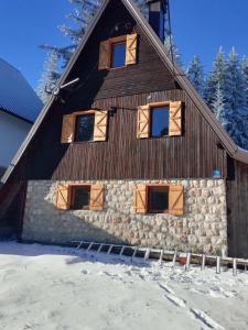 亚霍里纳Kuća Milica的小木屋,地面上积雪