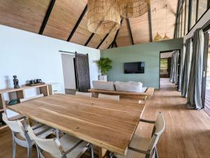 卢纳将军城卡丽娜沃度假村的用餐室配有大型木桌和椅子