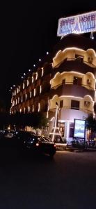 赫尔格达艾菲尔赫尔格达酒店的一座大型建筑,前面有停车位