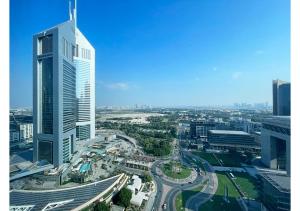 迪拜Amazing 3BR Apartment next to Emirates Towers Metro in DIFC的城市空中景观,高楼
