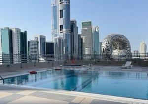 迪拜Amazing 3BR Apartment next to Emirates Towers Metro in DIFC的城市前方的大型游泳池