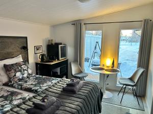罗瓦涅米Guest house - Northern tealight的卧室配有一张床和一张桌子及椅子