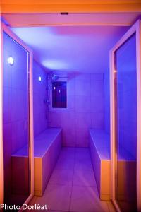 维特里勒弗朗索瓦弗朗索瓦庄园酒店的紫色浴室设有2个长椅和淋浴