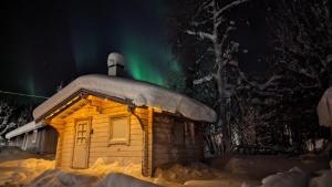 Vittangi KapellLapland Snow Moose的天空中光明的雪舱