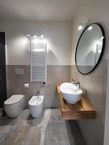 切塞纳蒂科Le stanze di Diana的一间带水槽、卫生间和镜子的浴室