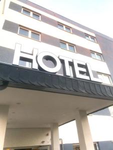 德绍Hotel 22的带有酒店标志的建筑