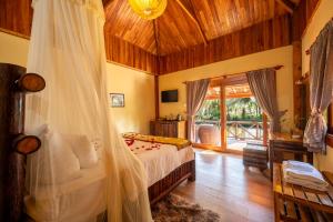 富国Chez Carole Beach Resort Phu Quoc的一间卧室配有一张带蚊帐的床