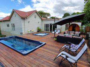 希尔斯维尔Rosebank Guesthouse的房屋内带游泳池的甲板