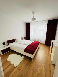 林茨Magnifique Appartment的卧室配有一张白色的大床,铺有木地板